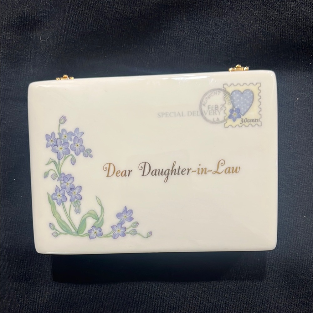 “Dear Daughter-in-Law" music box from Ardleigh Elliott's Heirloom